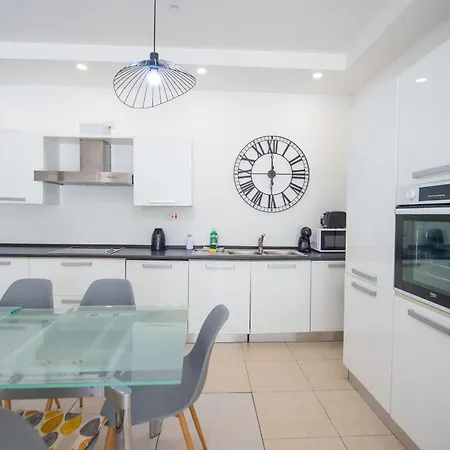 St Julians Lifestyle Prime Location * San Ġiljan